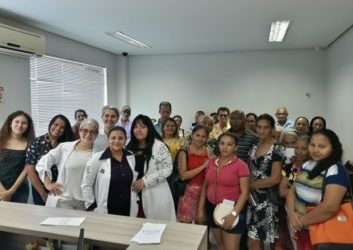 Pacientes e acompanhantes participaram de bate-papo sobre o Março Lilás e Azul Marinho em Imperatriz