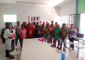 Pacientes e acompanhantes do Instituto Amar Mais de Imperatriz recebem orientação sobre doação de sangue da Oncoradium
